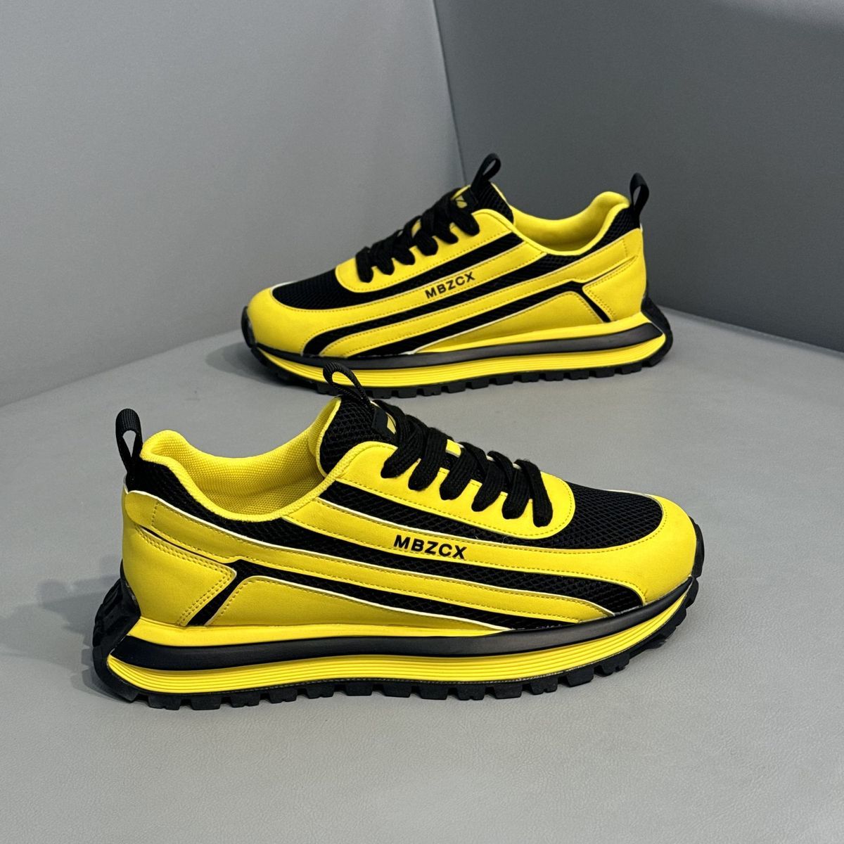Badminton Shoes - รองเท้าวิ่งผู้ชายแบบตาข่ายระบายอากาศ แบรนด์หรู ดีไซน์ใหม่ รองเท้าลำลองสำหรับฝึกซ้อมเทนนิสสำหรับผู้ชาย